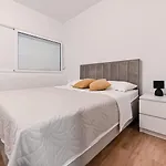 Paula Center Apartman Zára